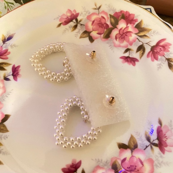 Beautiful pair of earrings news - Picture 3 of 8